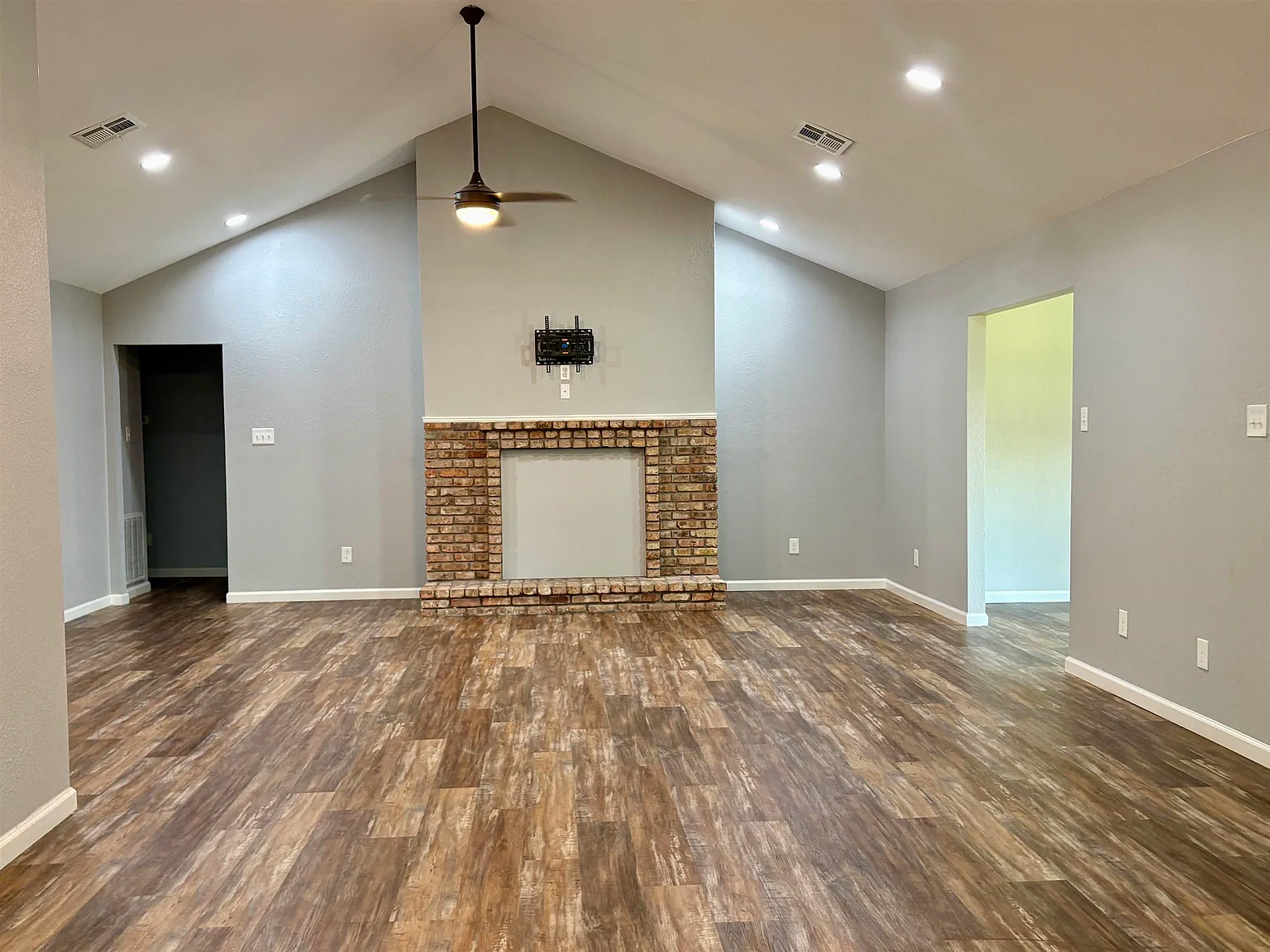 3 bed, 2.0 bath, 1923 sqft, $2,500 — Photo 2
