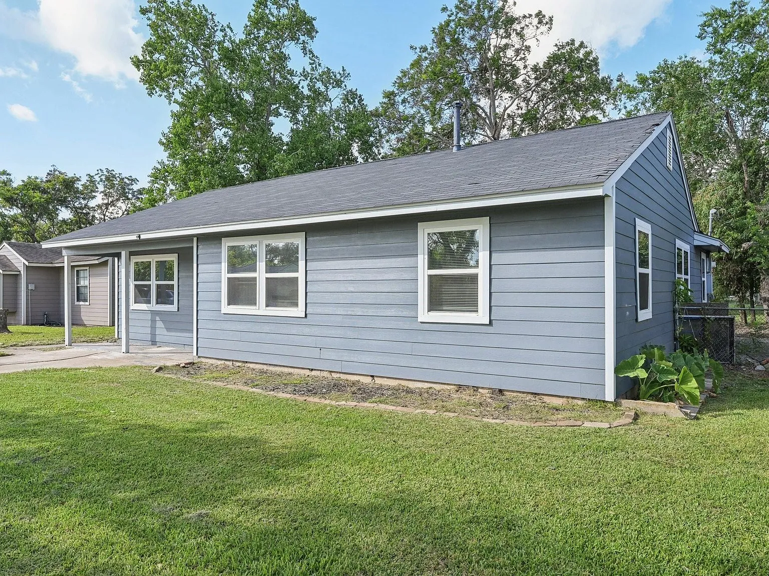 4 bed, 1.0 bath, 1252 sqft, $2,280 — Photo 2