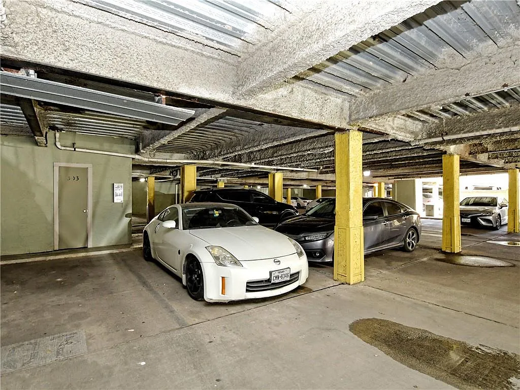 Building Photo - 807 W 25th St #221