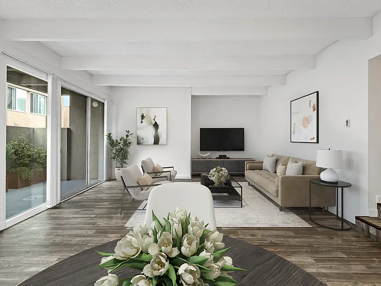 Woodland Hills Apartments — Photo 2