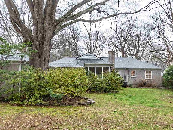4th image of 1077 Kings Park Dr