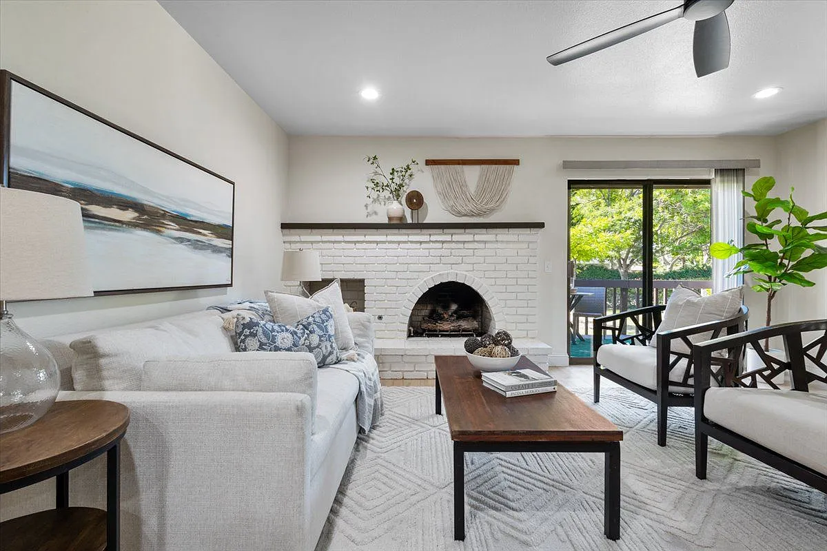 3 bed, 2.0 bath, 1213 sqft, $4,350 — Photo 4