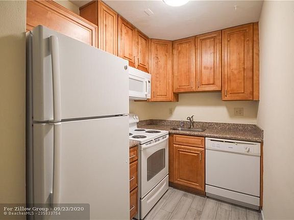 4th image of 455 NE 16th Ave APT 11