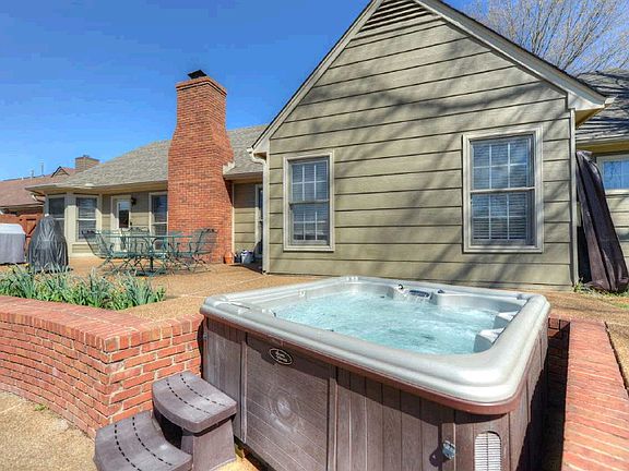 5th image of 327 E Valleywood Dr