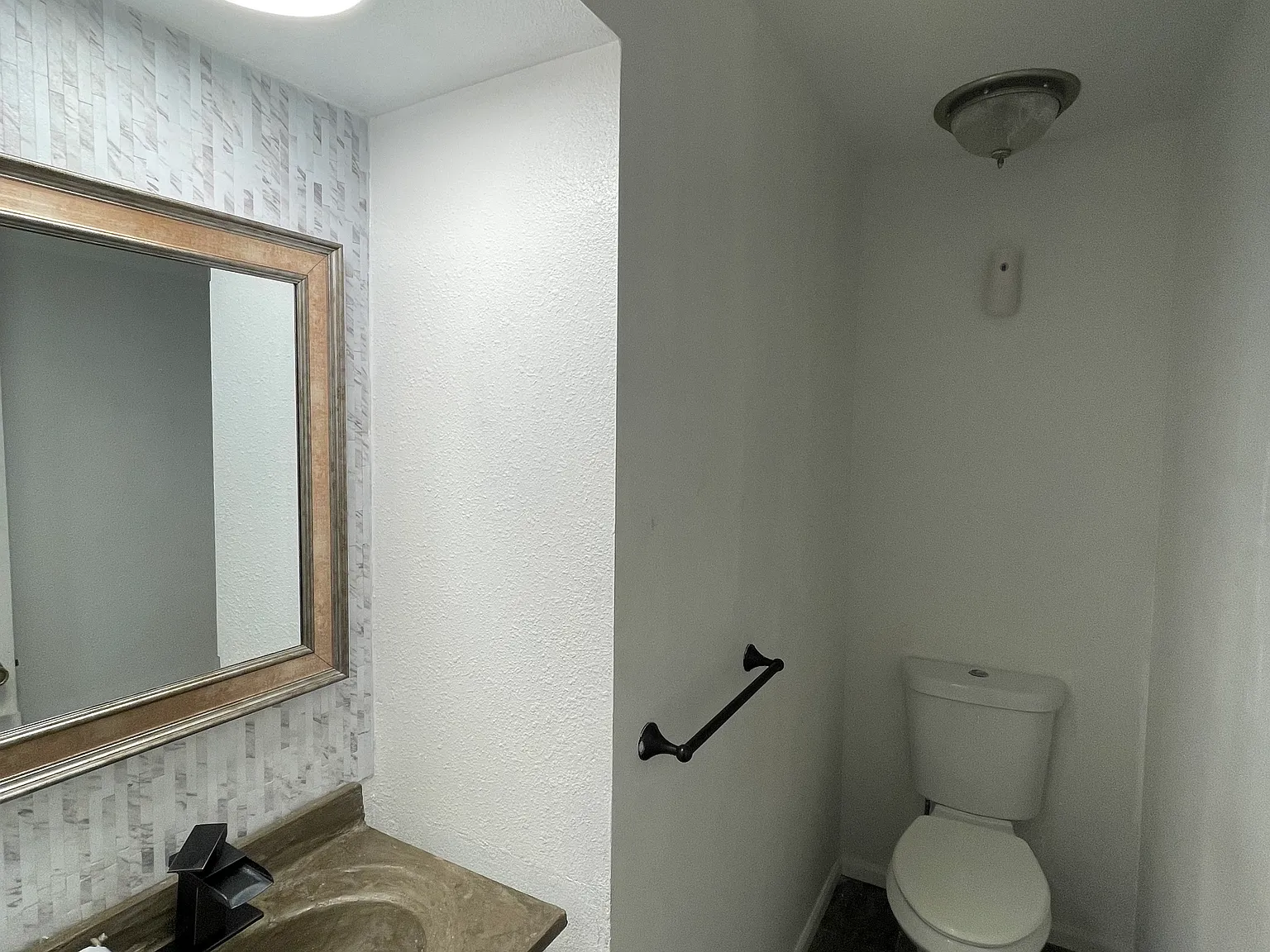 935 Saturn Dr — Photo 2