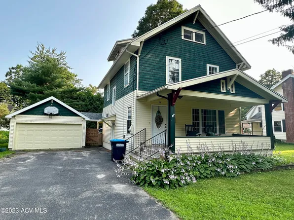 33 3rd St, Malone, NY 12953
