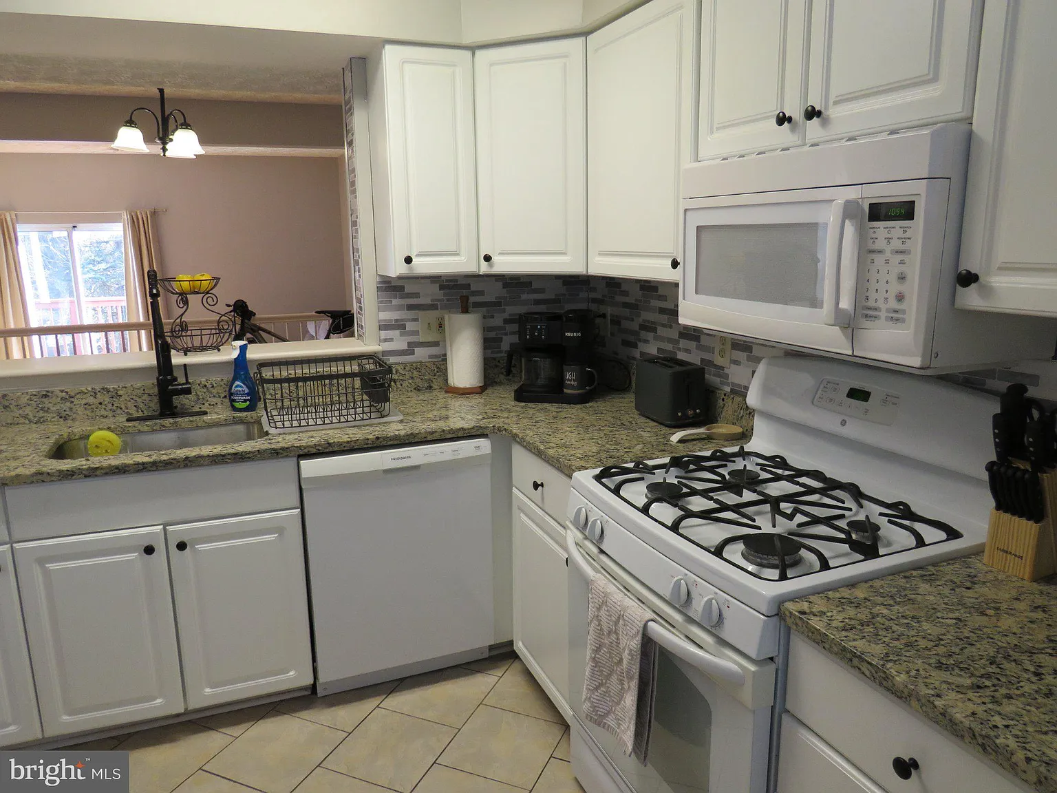 3 bed, 2.5 bath, 1800 sqft, $2,500 — Photo 2