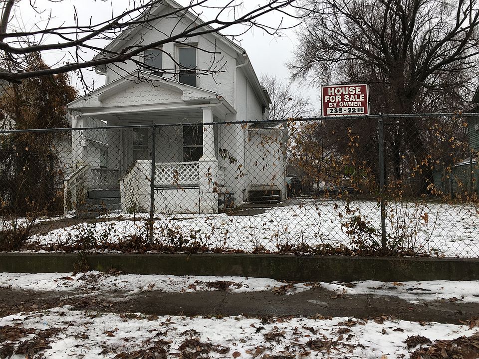 front of home w/ fenced yard