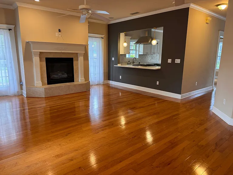 5020 NW 10th Pl — Photo 2