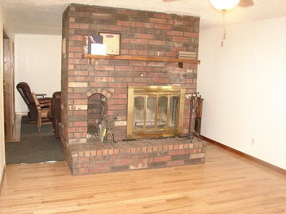 4th image of 704 N Beaver St