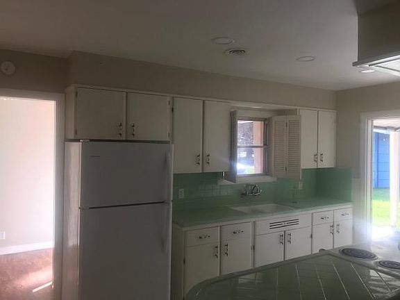 2nd image of 704 Morning Glory Dr