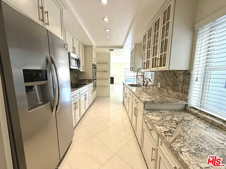 121 S Palm Dr #404A — Photo 25