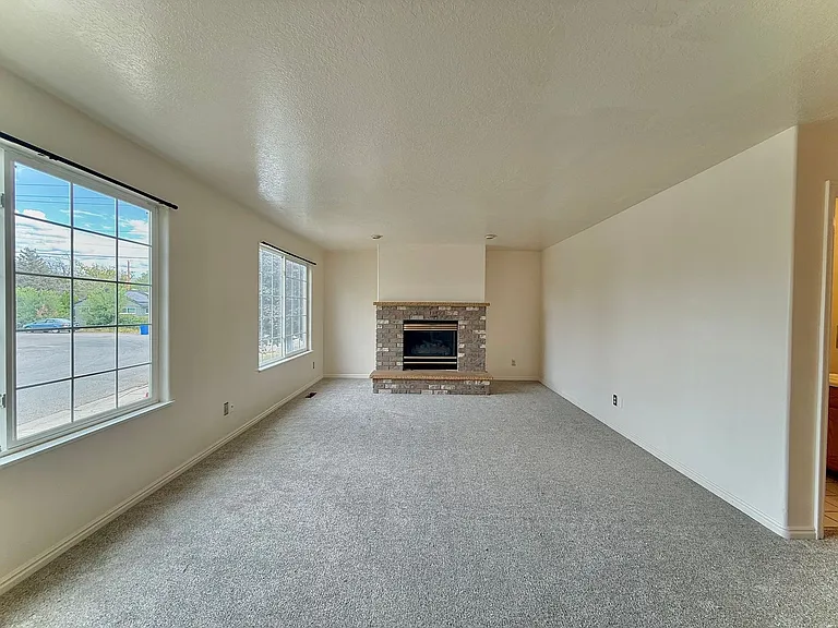 1080 E Elgin Ave — Photo 6