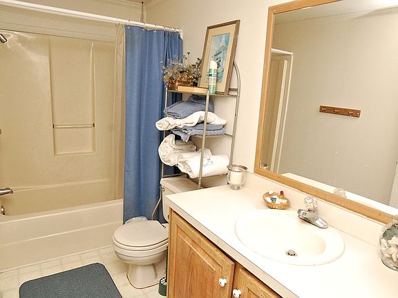 3rd image of 11824 Swansboro Ln