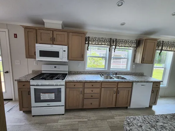 83 Leanne St, Topsham, ME 04086