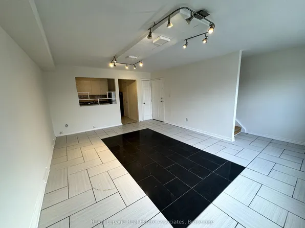 3071 Hurontario St #1, Mississauga, ON L5A 2G9