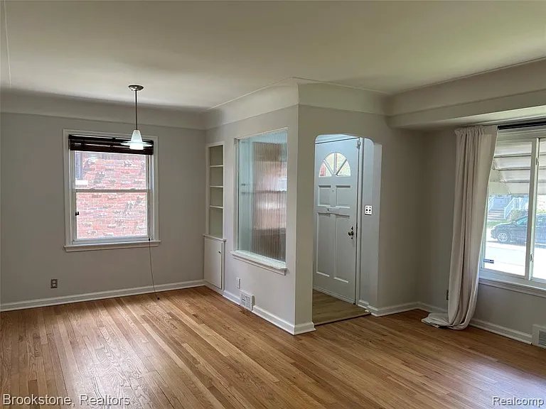 310 Albany St — Photo 10