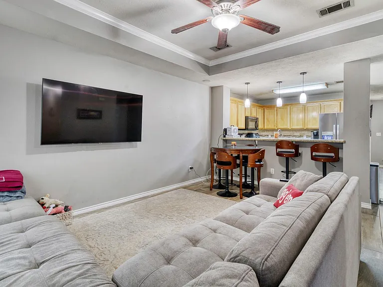 1008 Gardenia St — Photo 7
