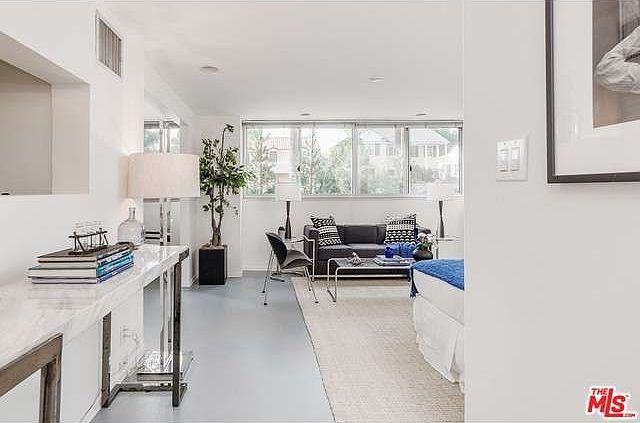 1st image of 838 N Doheny Dr APT 101