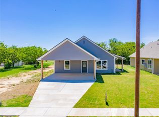 305 S McAmis St, Breckenridge, TX 76424