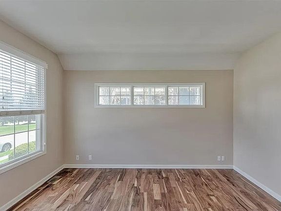 5th image of 928 S 188th Ct