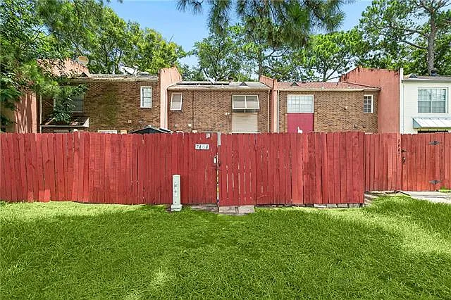 7404 N Sussex Pl — Photo 1