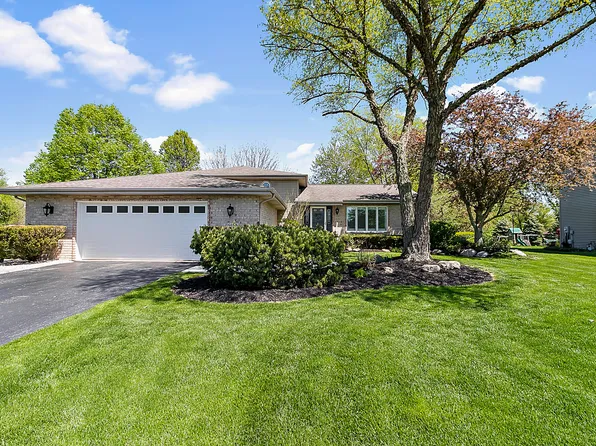 9185 Maplewood St, Saint John, IN 46373