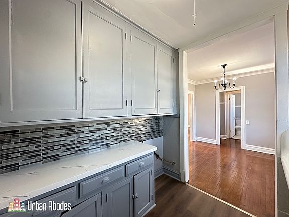 2nd image of 3123 N Hamlin Ave APT 2C