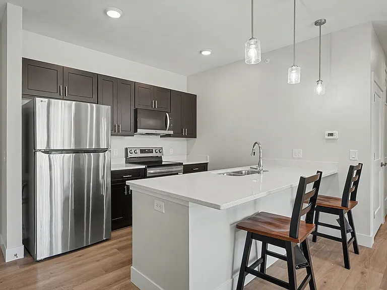 512 W Clark St — Photo 36