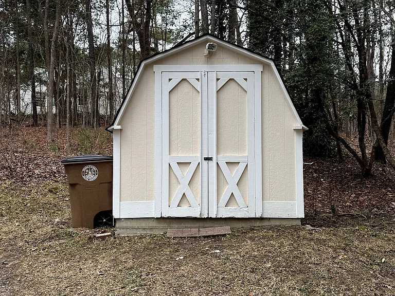 Lockable storage building with concrete floor