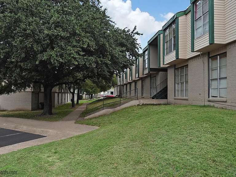 Mountain Creek Apartments — Photo 11
