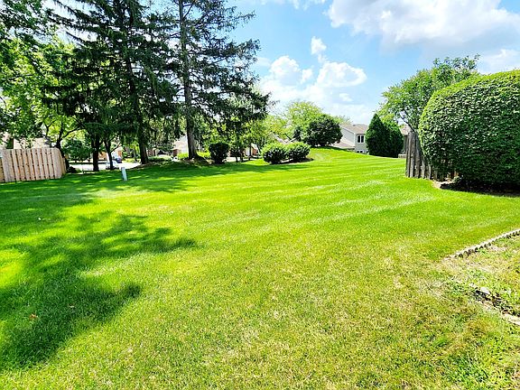 4th image of 242 Tamarack Dr