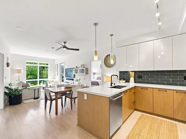 22 E Royal Ave #318, New Westminster, BC V3L 0G9