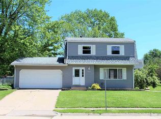 5907 Hillandale Rd, Davenport, IA 52806