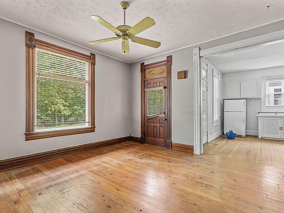 4th image of 27 N Riverview St