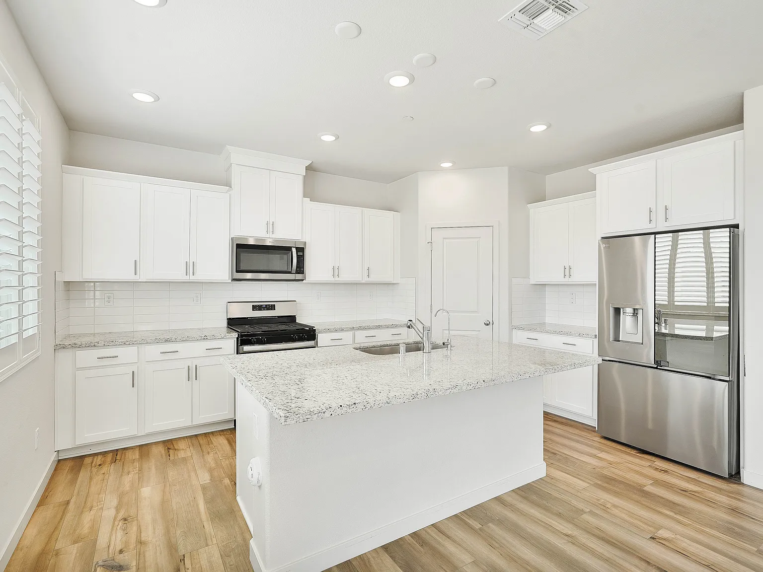 4 bed, 2030 sqft, $3,800 — Photo 2