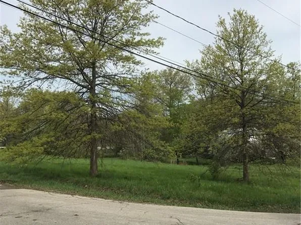 Somrack Dr, Willoughby, OH 44094