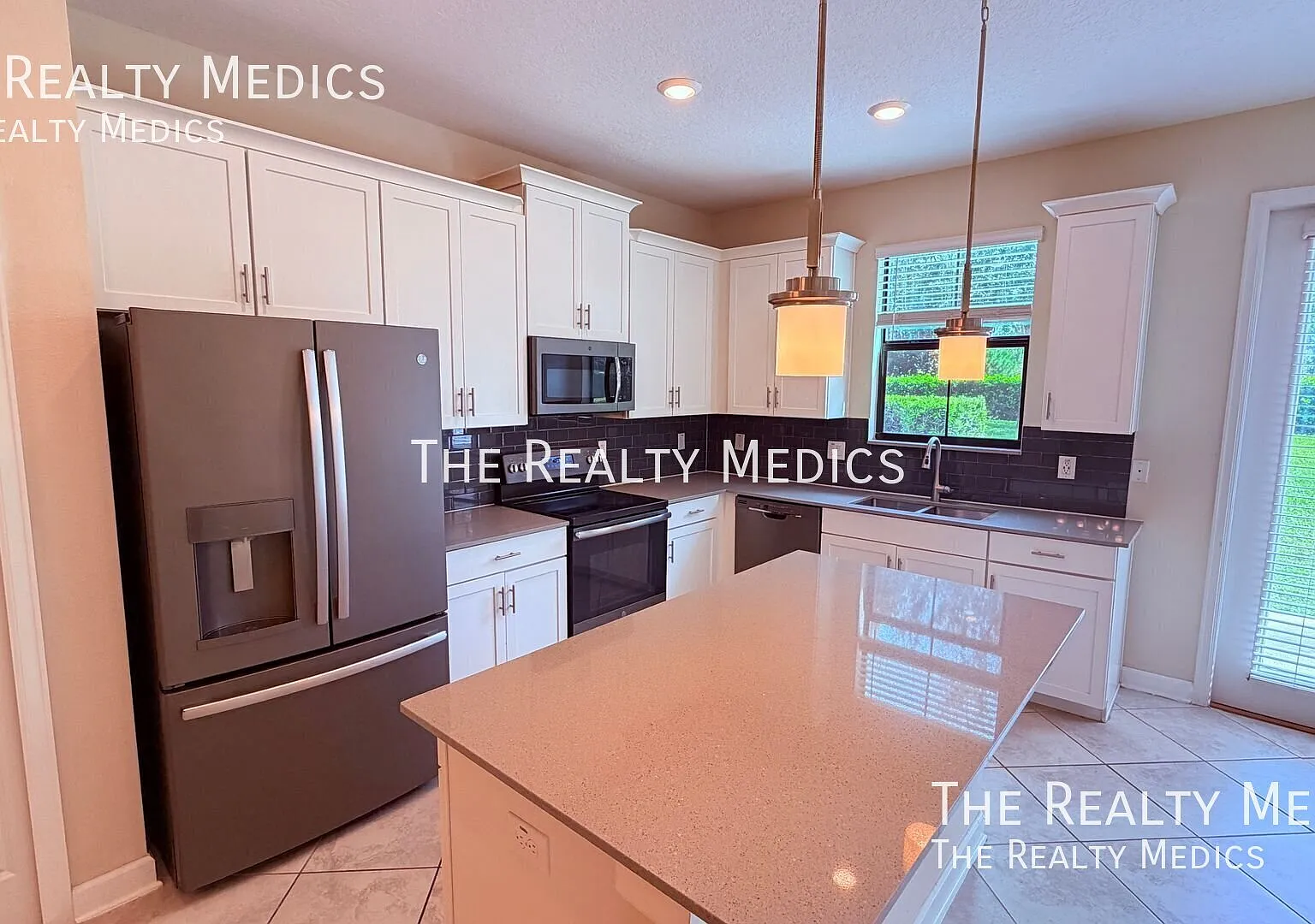Gorgeous 4 Bedroom, 3.5 Bathroom Townhome In Orlando!! — Photo 4