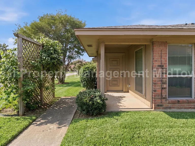 2307 Monte Carlo Dr — Photo 1