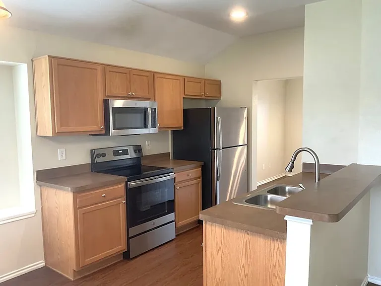 959 Heather St — Photo 2