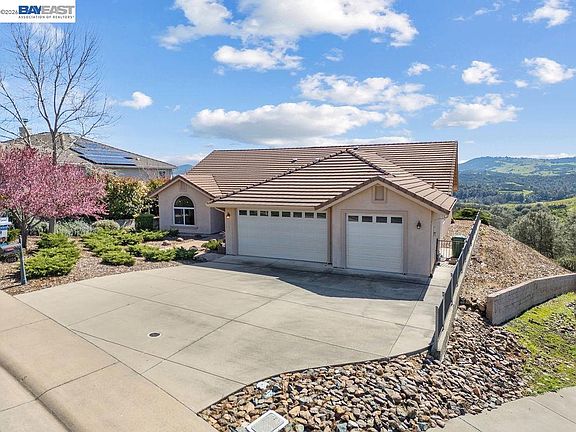 3rd image of 1105 Paradise Peak Rd