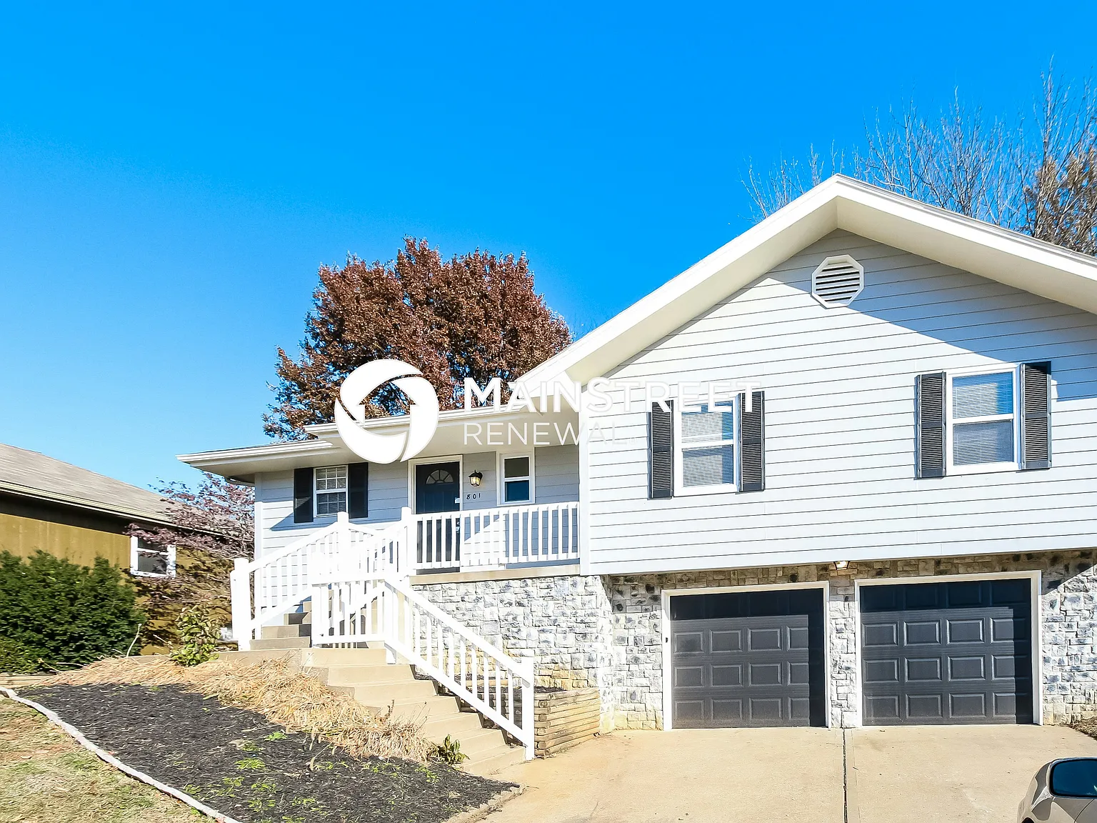 801 NE Lyon Dr — Photo 1