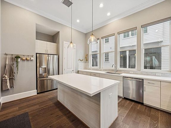 3rd image of 808 Cage St