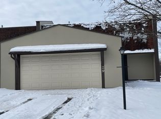29 Elmwood Ct, Indian Head Park, IL 60525