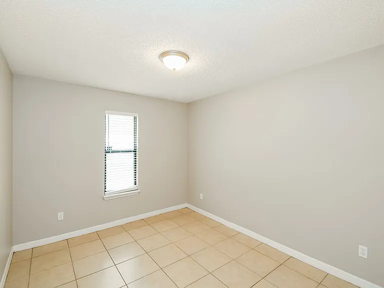 1834 Manitoba Ct N — Photo 12