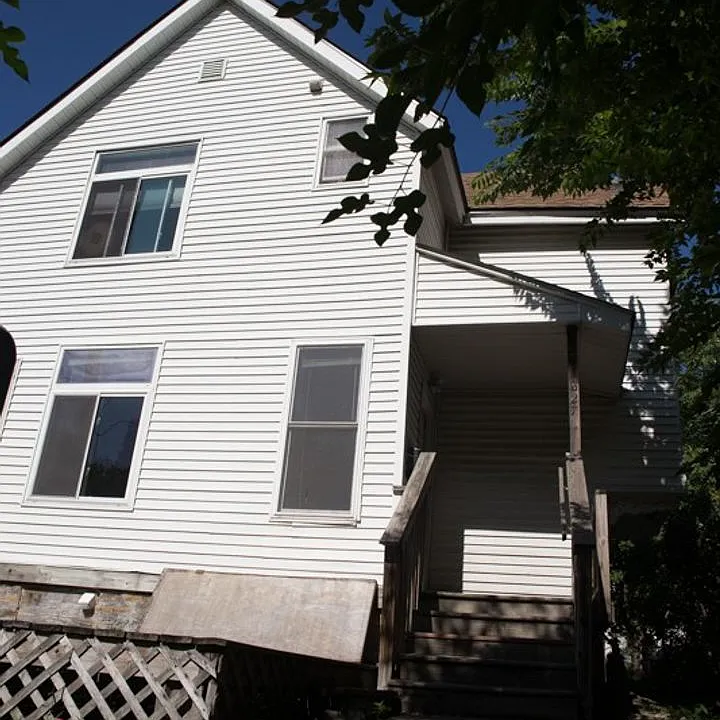 825-27 15th Ave SE