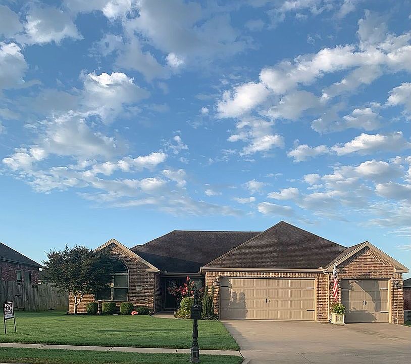 1st image of 208 Pebble Beach Dr