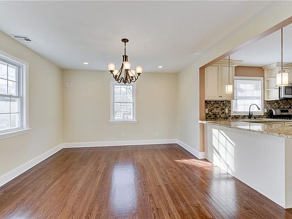 4th image of 212 N Park Dr