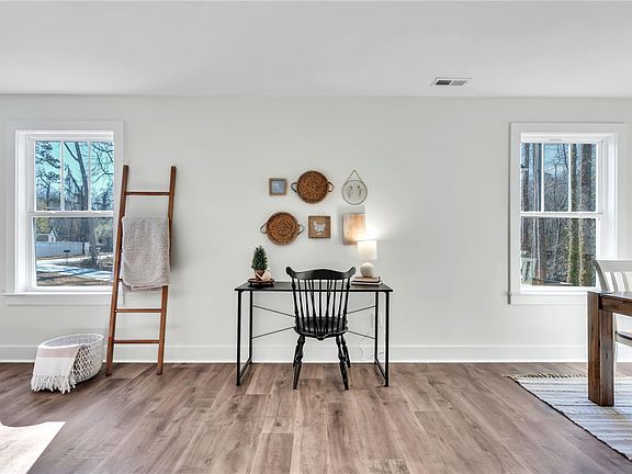 3rd image of 402 Woodland Cir