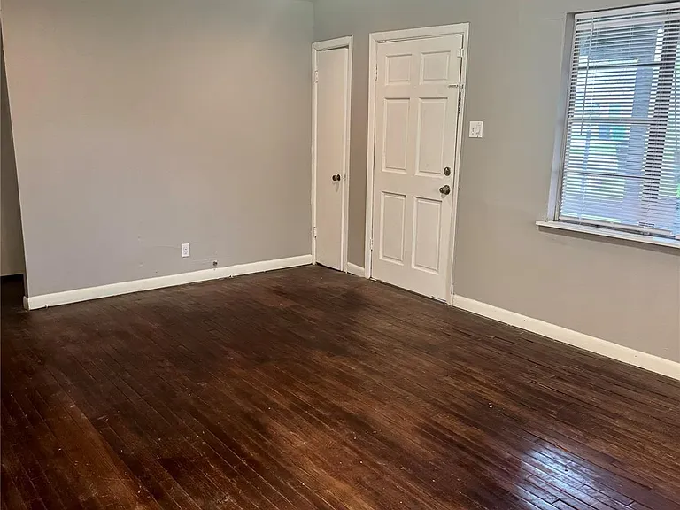 7915 Flintridge Dr — Photo 3